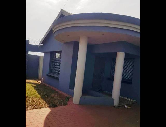 4 BEDROOM HOUSE FOR SALE IN LENASIA EXT 10